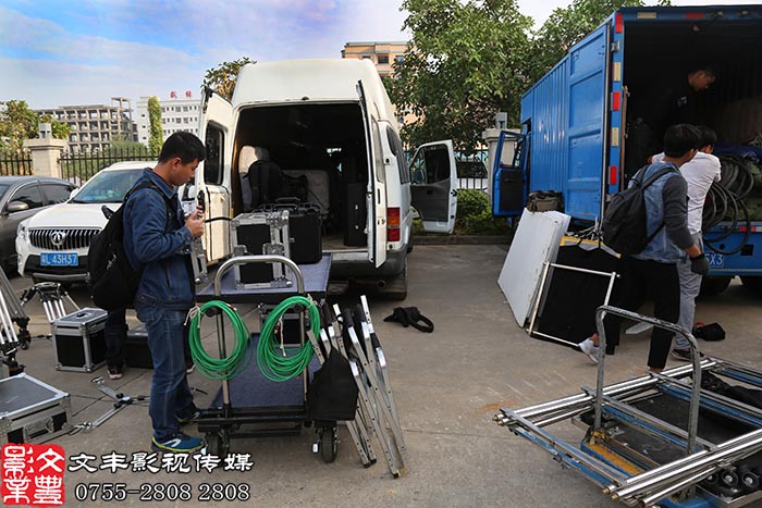 宣傳片拍攝組準備拍攝的器材，