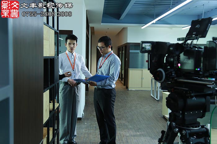 西頓照明公司經理親自主演男主角，，津津樂道啊。