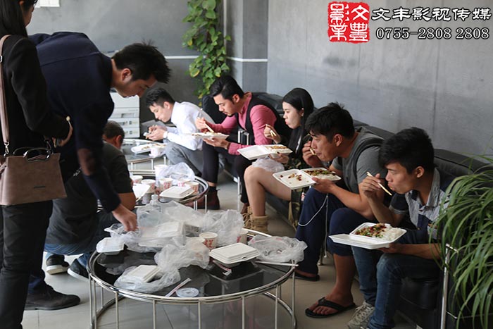 上午的拍攝結束，對所有的拍攝回放仔細檢查合適，收工準備吃飯了