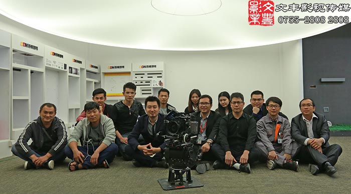 拍攝結束我們大家合影留念，期待片子上映。