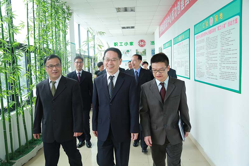 拍攝組對醫院領導視察工作進行拍攝